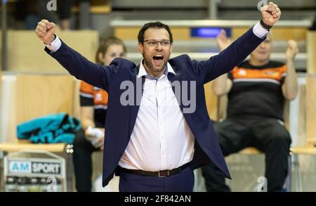 Berlin, Allemagne. 11 avril 2021. Volleyball, hommes: Bundesliga, volées de Berlin - VfB Friedrichshafen, tour de championnat, finale, Matchday 2, Max-Schmeling-Halle. L'entraîneur de Berlin, Cedric Enard, applaudit après la victoire. Credit: Andreas Gora/dpa/Alay Live News Banque D'Images