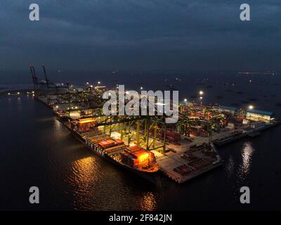 Vue aérienne du chargement et du déchargement de conteneurs dans le port en haute mer, importation logistique et exportation du transport de fret par conteneurs en mer Banque D'Images