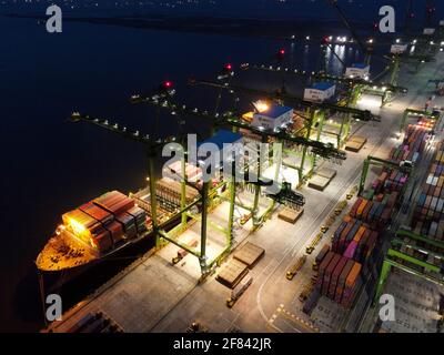 Vue aérienne du chargement et du déchargement de conteneurs dans le port en haute mer, importation logistique et exportation du transport de fret par conteneurs en mer Banque D'Images