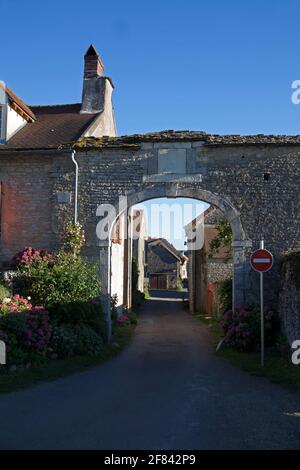 La place aux Moutons et la porte menant à la Grande Rue du plus beau Village de Châteauneuf en Auxois En Côte-d'Or en Bourgogne France Banque D'Images