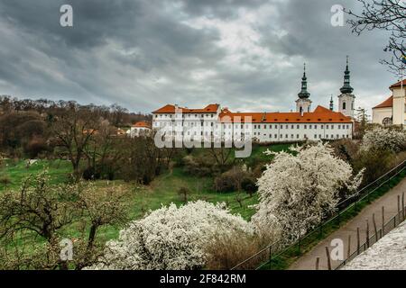 Vue sur le monastère de Strahov avec église de l'Assomption de La Sainte Vierge Marie le jour du printemps, Prague, République Tchèque. La plus ancienne Prémontrés Banque D'Images