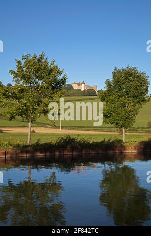 Le Canal de Bourgogne sous le plus beau village de Châteauneuf en Auxois en Côte-d'Or Bourgogne France Banque D'Images