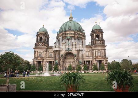 BERLIN, ALLEMAGNE - 1er MAI 2012 : superbes tulipes, fond de tulipes floues dans un jardin de fleurs de tulipes Banque D'Images