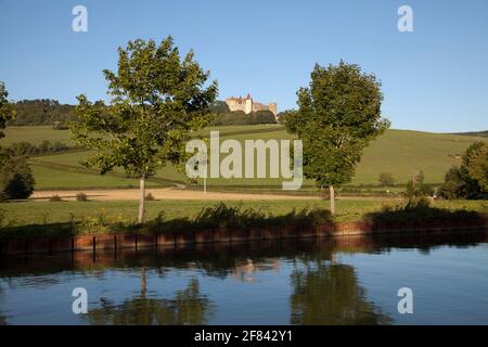 Le Canal de Bourgogne sous le plus beau village de Châteauneuf en Auxois en Côte-d'Or Bourgogne France Banque D'Images