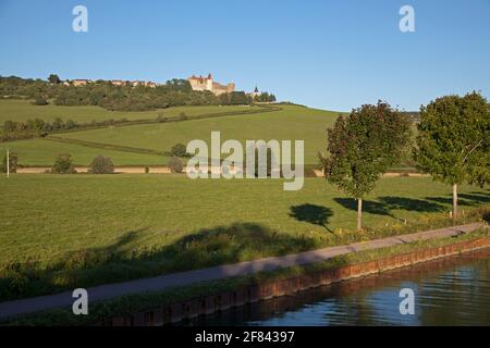 Le Canal de Bourgogne à Crugey en dessous du plus beau Village de Châteauneuf en Auxois en Côte-d'Or Bourgogne France Banque D'Images