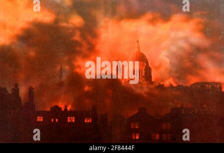 Une photo en couleur de l'époque montrant la cathédrale Saint-Paul , Londres pendant le blitz (RAID de feu) des avions allemands le 29 décembre 1940 Banque D'Images