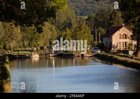 L'ecluse de Crugey sur le Canal de Bourgogne dans le Côte-d'Or Bourgogne France Banque D'Images