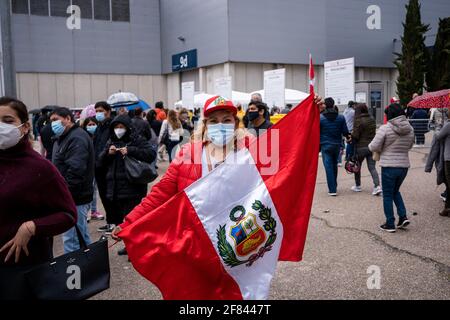 Une femme pose avec le drapeau péruvien à l'IFEMA pendant les élections péruviennes à Madrid.le Pérou et l'Équateur sont deux des plus grandes populations de migrants en Espagne. Aujourd'hui, les élections générales au Pérou coïncident avec le deuxième tour de l'élection présidentielle en Équateur. Plus de 150,000 personnes originaires du Pérou et environ 180,000 d'Équateur sont enregistrées pour voter de l'Espagne aux élections présidentielles de leurs nations respectives. En Équateur, Andrés Araúz et Guillermo Lasso se disputent la présidence au deuxième tour pour succéder à Lenín Moreno. D’un autre côté, au Pérou, les électeurs devront choisir entre les deux Banque D'Images