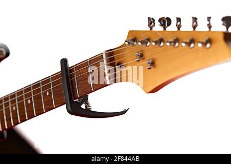 Guitare électrique fretboard avec capodoster, gros plan Banque D'Images