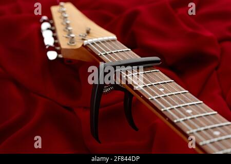 Guitare électrique fretboard avec capodoster, gros plan Banque D'Images