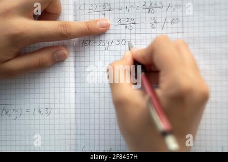 Faire des devoirs de maths difficiles, gros plan Banque D'Images