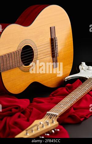 Guitares électriques et acoustiques sur tissu rouge Banque D'Images