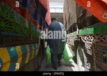 Lahore, Pakistan. 11 avril 2021. Les Pakistanais achètent de la farine, des sachets de sucre, des fruits et des légumes à des taux de contrôle auprès de Ramzan Sasta Bazar, dans la ville de Shalamar, dans le cadre du programme de secours du Ramadan organisé par le gouvernement provincial avant le mois Saint des musulmans de Ramzan-ul-mubarak à Lahore. (Photo de Rana Sajid Hussain/Pacific Press) Credit: Pacific Press Media production Corp./Alay Live News Banque D'Images