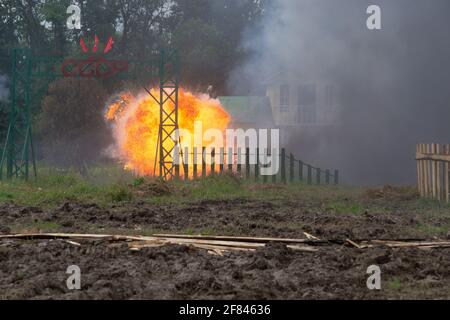 Région de Moscou, Nelidovo, Russie - 15 juillet 2017. Festival militaire-historique, explosions de feu pendant l'attaque sur l'URSS Banque D'Images