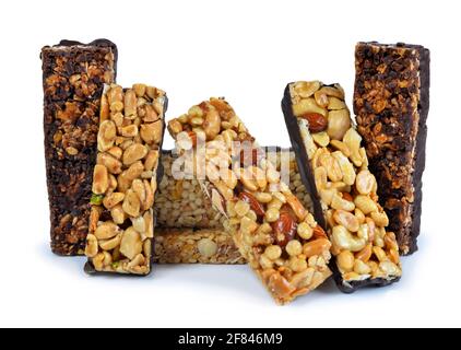 Barres de muesli au chocolat isolées sur fond blanc. Banque D'Images