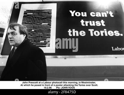 John Prescott, député, chef adjoint du Parti travailliste à Un phocall travailliste ce matin à Westminster où il Posé devant une affiche attaquant les conservateurs Le rapport Scott Banque D'Images