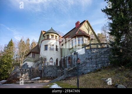 Hvittorp, villa ou maison de style romantique nationale au bord du lac Vitträsk à Kirkkonummi, Finlande. Banque D'Images