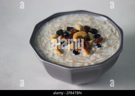 Sucreries indiennes du Sud à base de vermicelles, lait, ghee, sucre ou jaggery, raisins secs et noix localement connus sous le nom de Semiya payasam. Prise de vue sur fond blanc Banque D'Images
