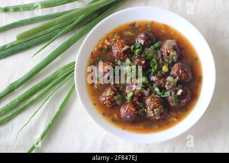 VEG Manchurien. Un savoureux plat indo chinois avec des boulettes de légumes frits dans une sauce piquante, sucrée et piquante. La boule de légumes est faite de chou, de carotte Banque D'Images