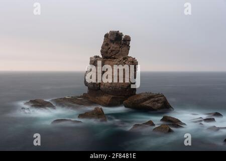 Vue sur les rochers de Cabo Carvoeiro au coucher du soleil Banque D'Images