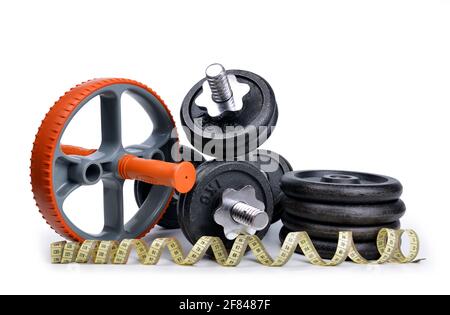 Haltères noires avec disques métalliques et ruban de mesure isolé sur fond blanc. Concept de mode de vie sain. Banque D'Images