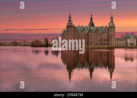 Hillerod, Danemark; 5 avril 2021 - Construit au début du XVIIe siècle, le château de Frederiksborg est l'un des plus célèbres châteaux du Danemark. Banque D'Images