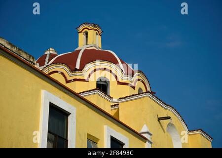 Vue panoramique sur le dôme de style baroque Parroquia de San Pedro Apóstol sur la Plaza de la Concordia, Cholula Puebla Mexico. Banque D'Images