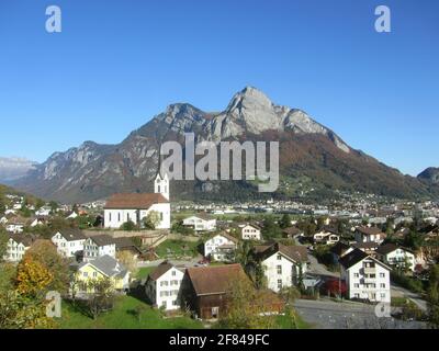 Le village de Wangs avec l'église Saint-Antoine dans le canton de Saint-Gall, Sarganserland avec l'impressionnant Gonzen en arrière-plan. Banque D'Images