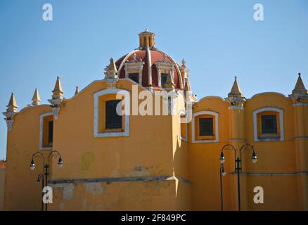 Vue extérieure panoramique sur le Parroquia de San Pedro Apóstol de style baroque sur la Plaza de la Concordia, Cholula Puebla Mexico. Banque D'Images