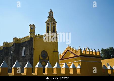 Vue panoramique sur le Convento franciscain de San Gabriel Arcángel un site historique de Cholula à Puebla, Mexique. Banque D'Images
