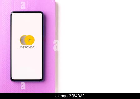 Assam, inde - 10 avril 2021 : logo Astroyogi sur image de stock d'écran de téléphone. Banque D'Images