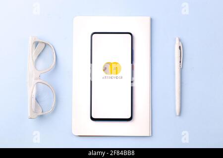 Assam, inde - 10 avril 2021 : logo Astroyogi sur image de stock d'écran de téléphone. Banque D'Images