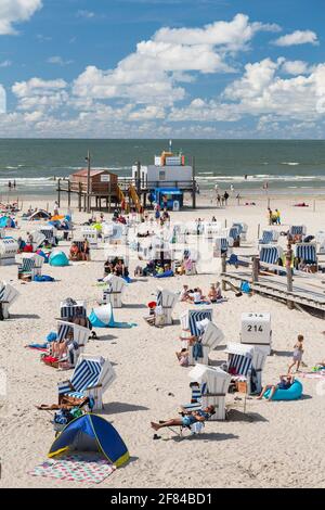 Plage avec maître nageur, chaises de plage et clients à marée basse, Sankt Peter-Ording, Schleswig-Holstein, Allemagne Banque D'Images