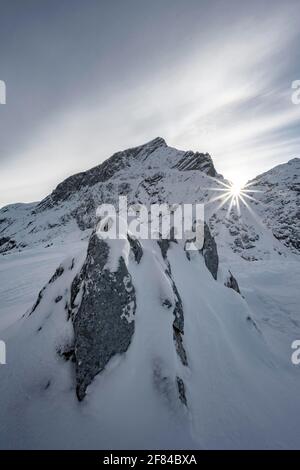 Alpspitze enneigé avec étoile au soleil, neige à Osterfelderkopf, montagnes de Wetterstein, Garmisch-Partenkirchen, Bavière, Allemagne Banque D'Images