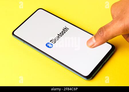 Assam, inde - 10 avril 2021 : logo Bluetooth sur l'écran du téléphone image de stock. Banque D'Images