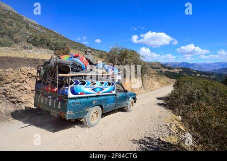 Pick-up lourdement chargé sur route de gravier, près de Vilcasuaman, région d'Ayacucho, Pérou Banque D'Images