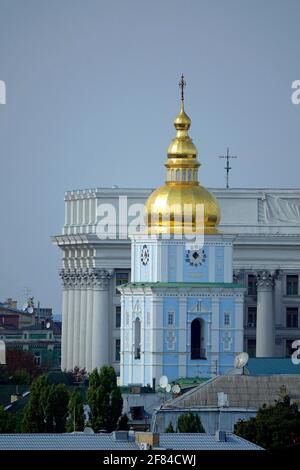 Vue de l'hôtel Ukrajina au Monastère Saint Michel, Kiev, Ukraine Banque D'Images