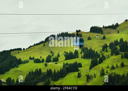 Horn-Gipfelbahn, tramway bleu aérien et téléphérique réversible à la station de ski Kitzbuheeler Horn, Tyrol, Autriche Banque D'Images