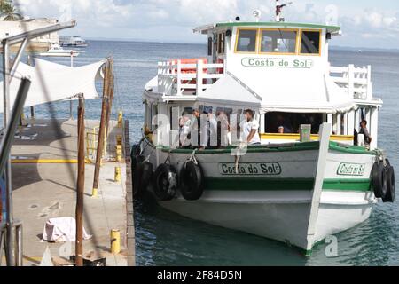 salvador, bahia / brésil - 31 janvier 2018: Hors-bord utilisé par les passagers pour traverser de Salvador à l'île Vera Cruz, près de la baie des Saints. *** Lo Banque D'Images