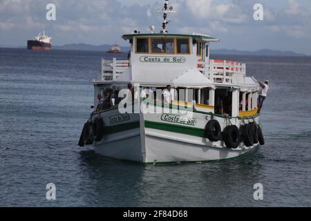 salvador, bahia / brésil - 31 janvier 2018: Hors-bord utilisé par les passagers pour traverser de Salvador à l'île Vera Cruz, près de la baie des Saints. *** Lo Banque D'Images