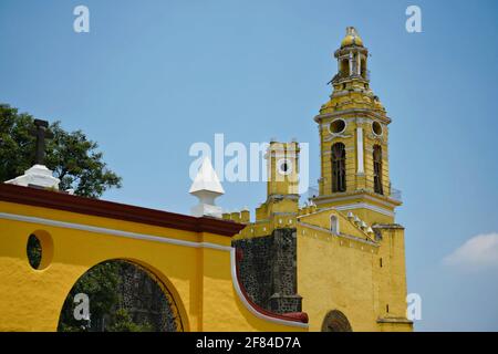 Vue panoramique sur le clocher de style baroque Parroquia de San Pedro Apóstol sur la Plaza de la Concordia, Cholula Puebla Mexico. Banque D'Images