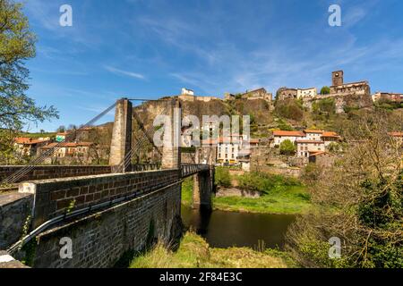 Village de Chilhac dans la région du Haut-Allier. Pont sur l'Allier, haute Loire, Auvergne, France Banque D'Images