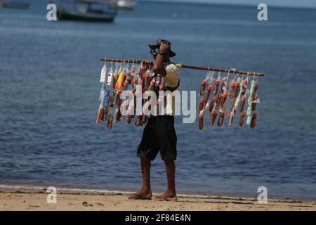 salvador, bahia / brésil - 21 janvier 2019: Vendeur de écrans solaires vus à la plage d'Itapua à Salvador. *** Légende locale *** Banque D'Images