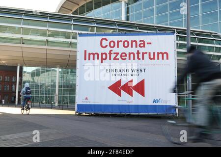 Cycliste devant Corona-Impfzentrum Hamburg dans les salles d'exposition, Hambourg, Allemagne Banque D'Images