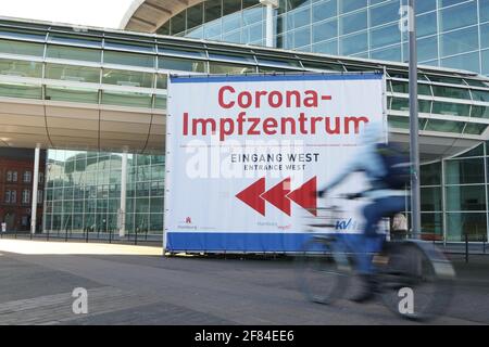 Cycliste devant Corona-Impfzentrum Hamburg dans les salles d'exposition, Hambourg, Allemagne Banque D'Images