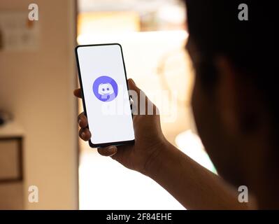 Assam, inde - 10 avril 2021 : logo discorde sur image de stock d'écran de téléphone. Banque D'Images