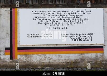 Panneau historique à l'ancienne frontière intérieure-allemande à Moedlareuth, Bavière, Allemagne Banque D'Images