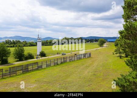 Vue depuis la tour d'observation américaine jusqu'aux anciennes fortifications frontalières du RDA avec tour frontière, Kolonnenweg et clôture, en arrière-plan le Banque D'Images