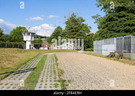 Installations historiques frontalières de la frontière intérieure-allemande avec route à colonnes, clôtures et tour d'observation, Musée allemand-allemand Moedlareuth Banque D'Images
