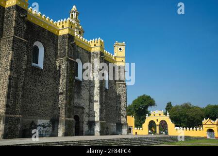 Vue panoramique sur le Convento franciscain de San Gabriel Arcángel un site historique de Cholula à Puebla, Mexique. Banque D'Images